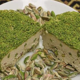   Speciale handgemaakte Antep halva met veel bruine pistachenoten van binnen en van buiten, 465 gr